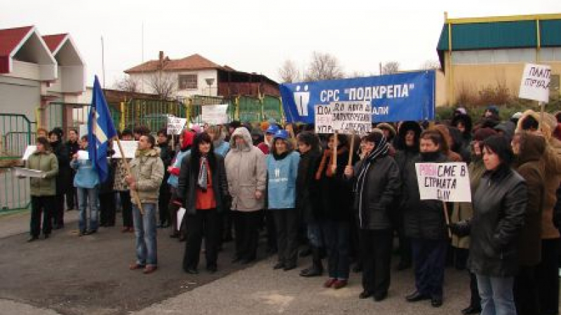 Шивачки на стачка, готови да блокират пътя Кърджали-Хасково