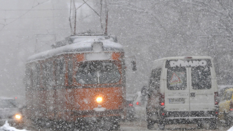Трамваи дерайлираха в София, затварят центъра на града