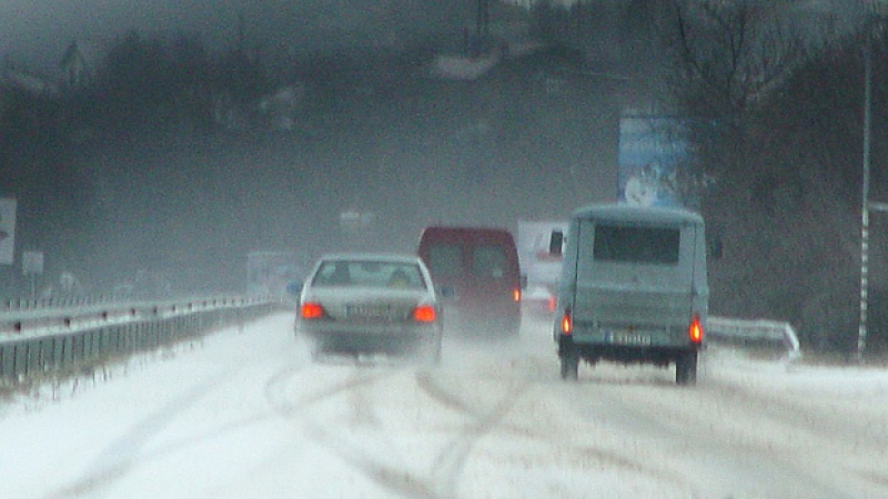 ТИР-ове закъсаха по пътищата, сняг в цялата страна