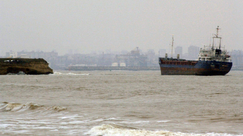 Силен вятър отнесе кораб в Бургаския залив