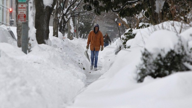 Рекордни в историята 139 см сняг в САЩ