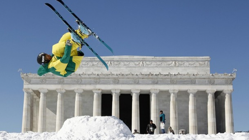 Кметът на Вашингтон поиска помощ заради снежния хаос