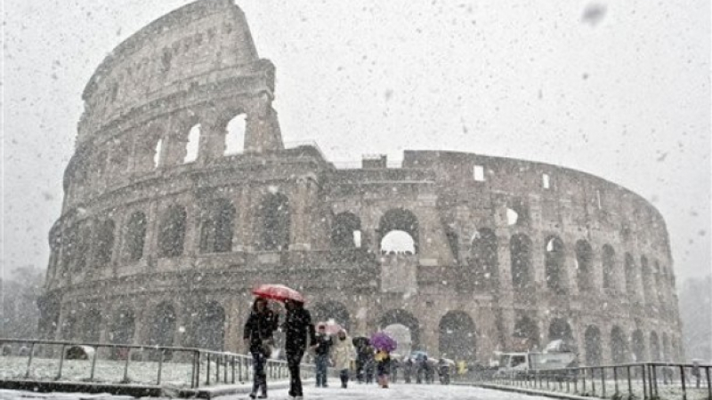 За първи път от 25 години сняг в Рим