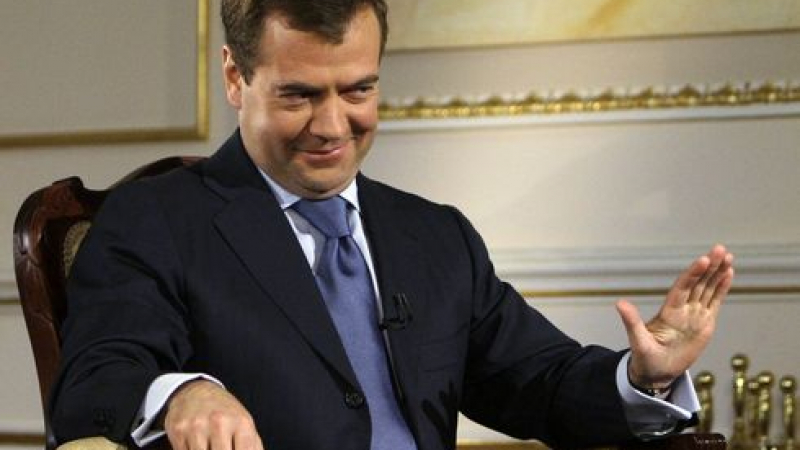 Заради Медведев свалиха афиши &quot;Очакваме те, весел гном&quot;