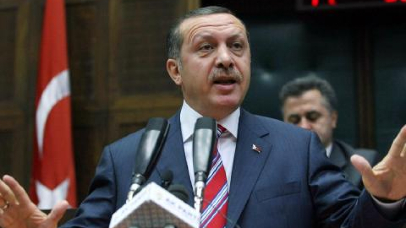 Замериха турския премиер с обувка
