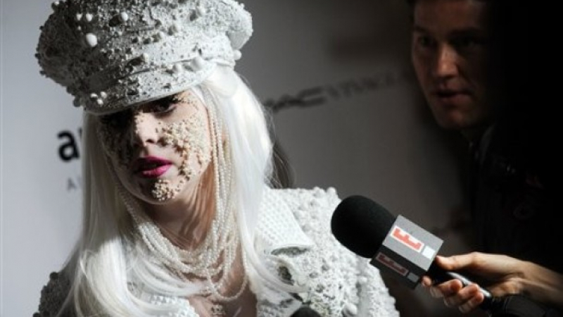 Лейди Гага финтира фенове и папараци
