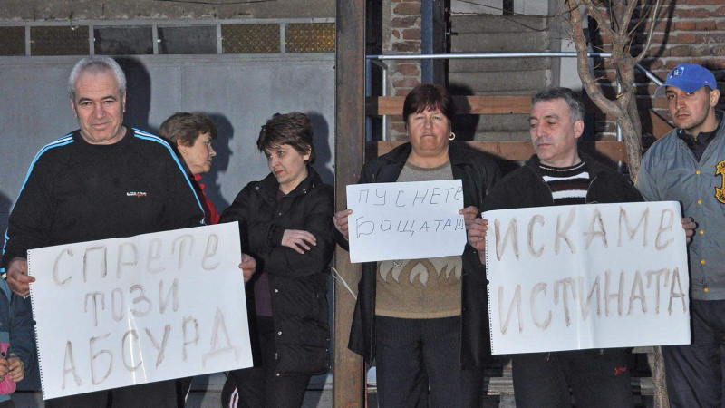 Роднини протестираха в защита на бащата-насилник от Сандански