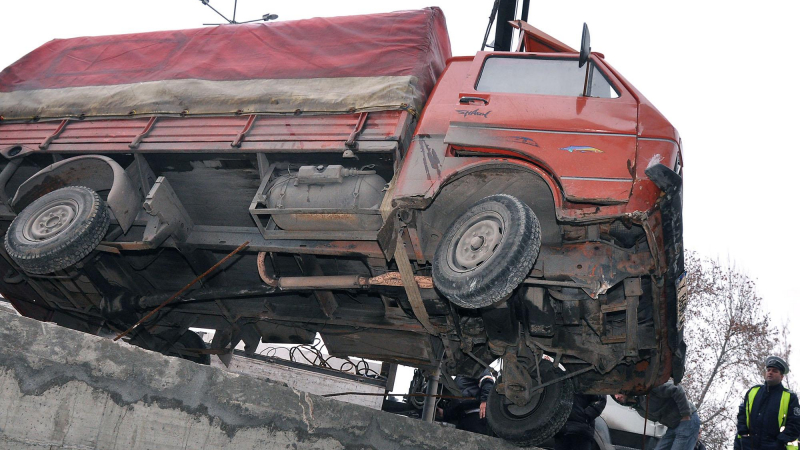 Камион прегази 56-годишен работник