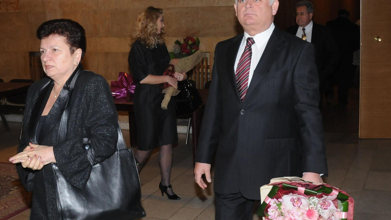 Шефът на разузнаването с рози на юбилея на ДС генерала Любен Гоцев