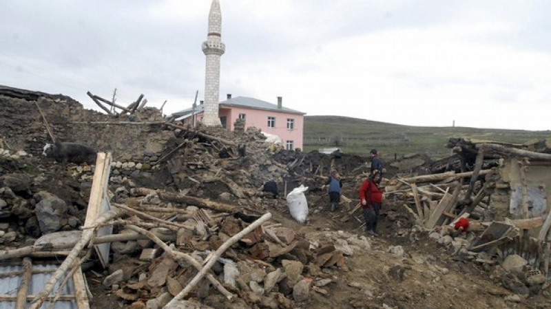 Земетресението в Турция отне 51 живота, десетки са без подслон
