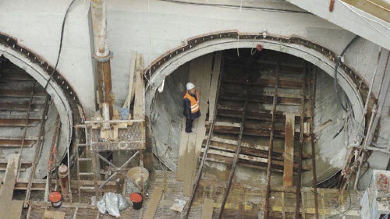 Пръст затрупа строител в метрото 