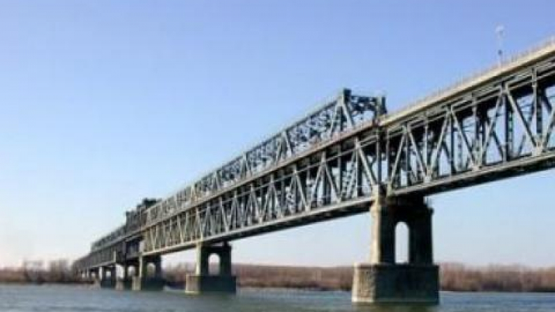 Тласкач се нацепи в Дунав мост