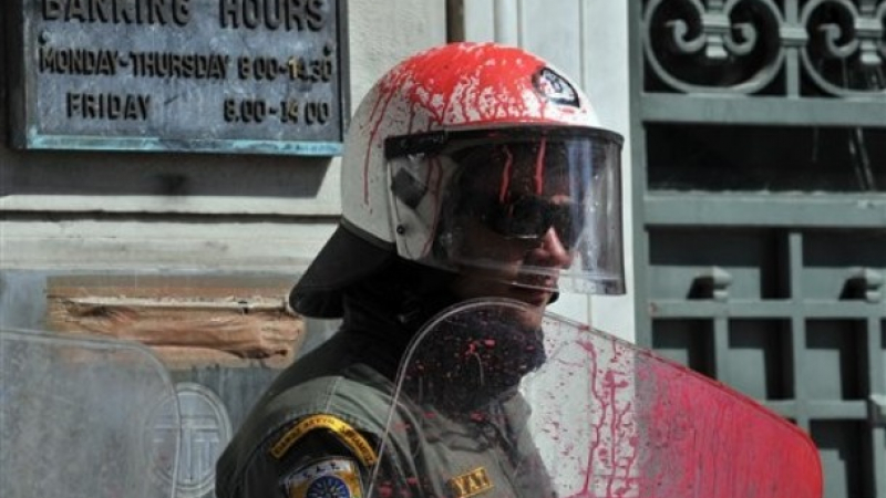 Изпочупени витрини и подпалени коли след протестите в Гърция