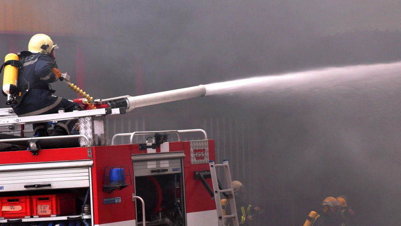 Газопровод се запали в Благоевград, пожарникари треперят за взрив