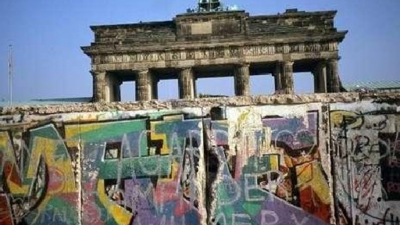 Всеки 4-ти германец си иска Берлинската стена