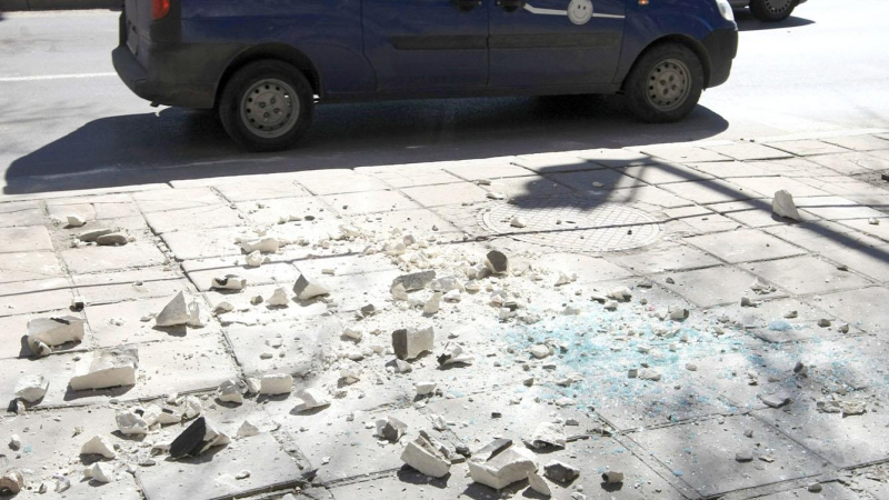 Откъртен фриз потроши кола в центъра на София  