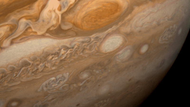 На Юпитер откриха хелиеви дъждове