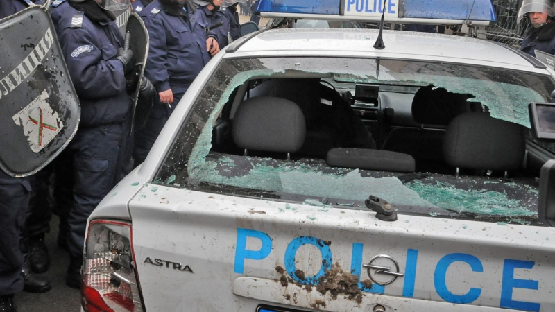 Роми потрошиха патрулка с камъни и раниха полицаи
