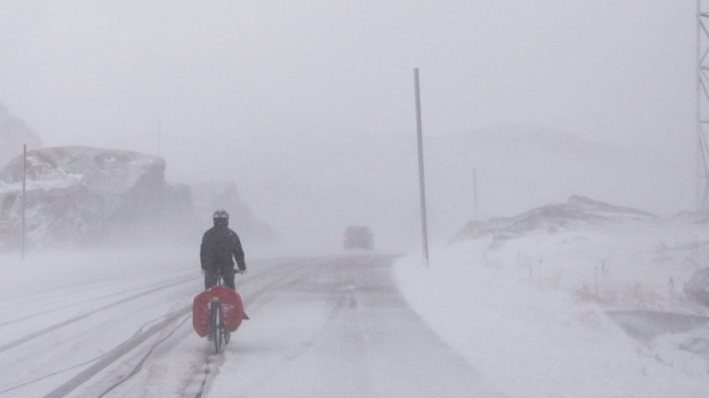 Снежна буря остави 16 села без ток