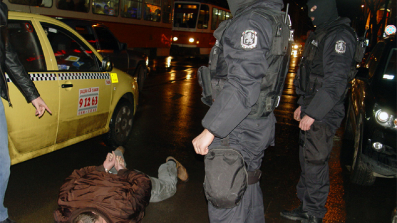 Масирана полицейска акция в столицата, десет &quot;недосегаеми&quot; в ареста 