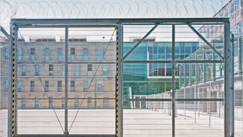 Наша пандизчийка върти проститутки от килията в Австрия
