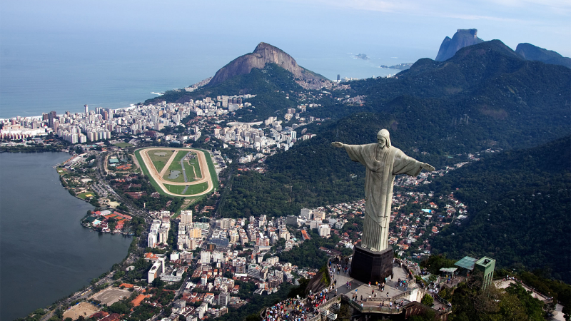 Нашариха с графити статуята на Христос в Рио де Жанейро