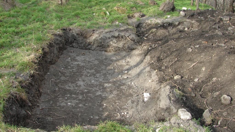 Иманяри с багери рушат антични могили в Студена