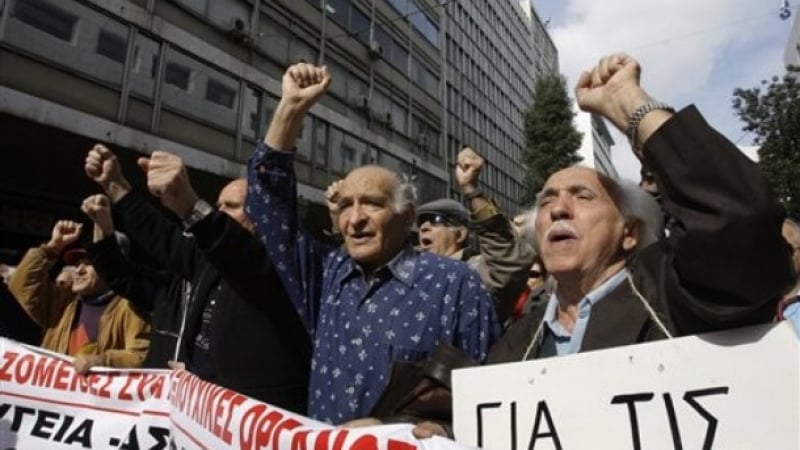 Намалиха пенсиите и вдигнаха пенсионната възраст в Гърция