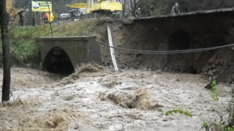 Наводнението срути мостове, четири села са блокирани