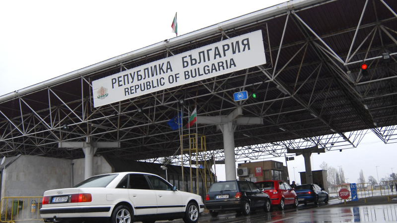 Пак плъзнаха: Тумби бежанци налазиха български камиони