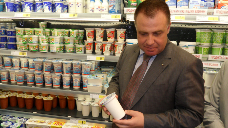 Земеделският министър прекръсти сиренето с палмово масло на “бяла вкусотия”
