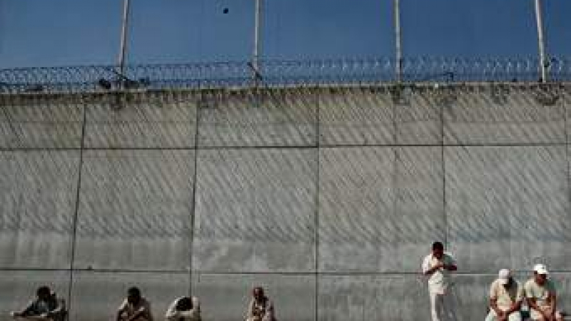 В мексикански затвор се стрелят затворници, 28 убити