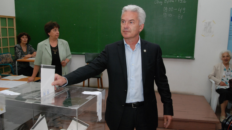 Сидеров се кандидатира за президент, пита Първанов какво ще прави
