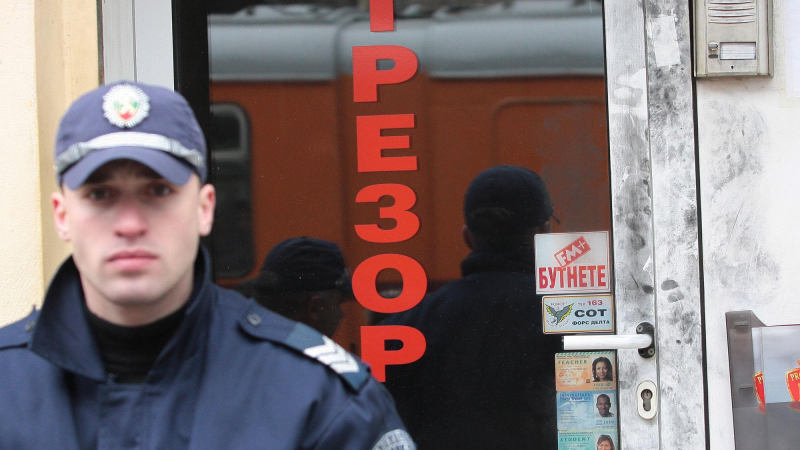 Маскирани нападнаха мъж пред трезор в София
