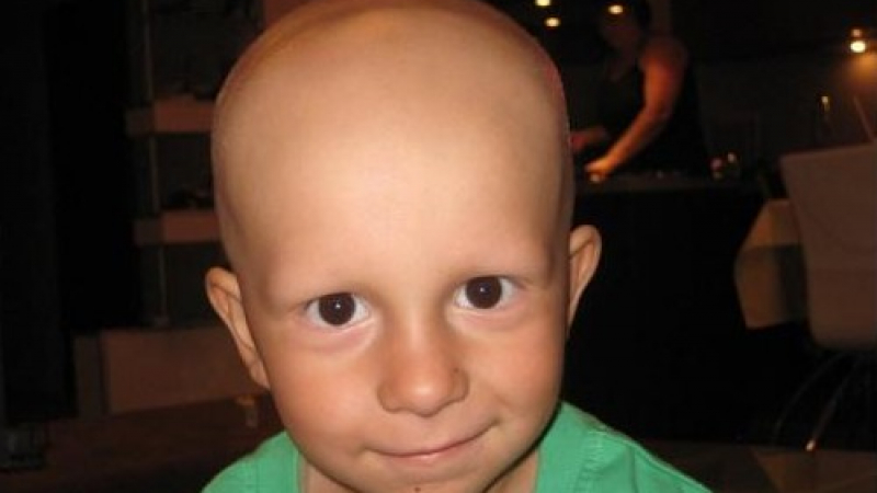 Отстраниха огромен тумор от тригодишния Майкъл, предстои финалната битка