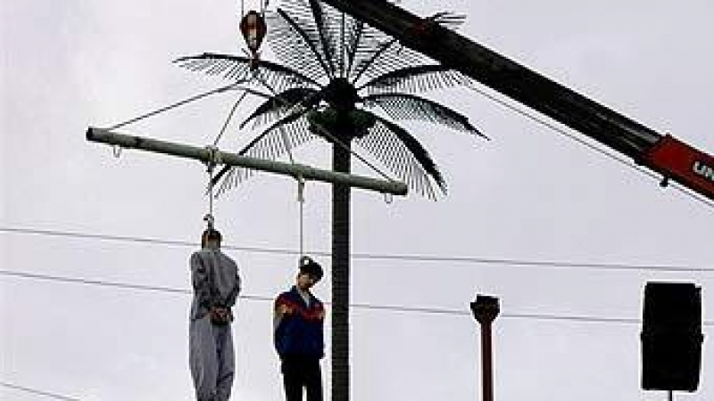 В Иран бесилката вече заменя смъртните присъди за убиване с камъни