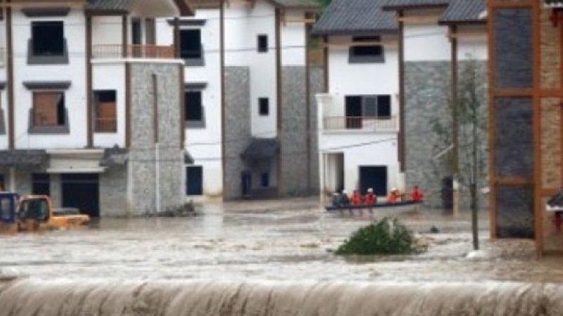 Гигантски реки от кал убиха над 1200 души в Китай