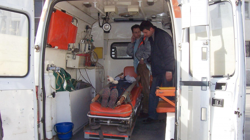 Трима ранени румънци в катастрофа между кола и автобус 