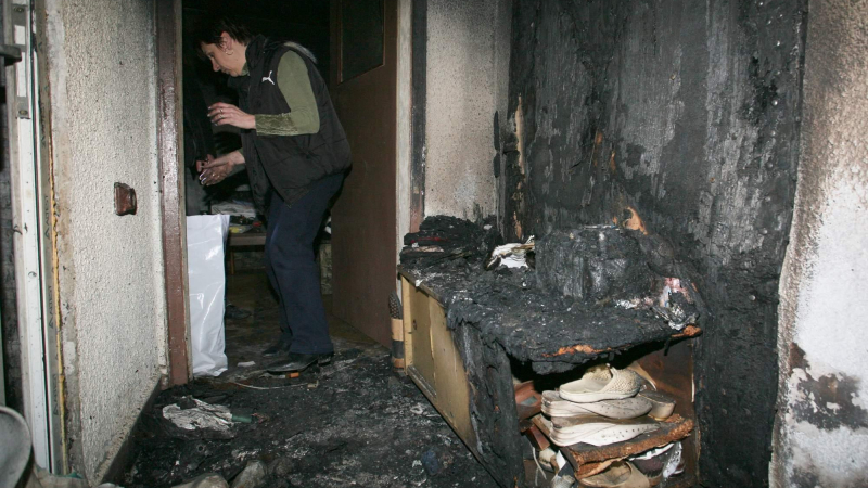 Пожар изгори до основи апартамент във Враца