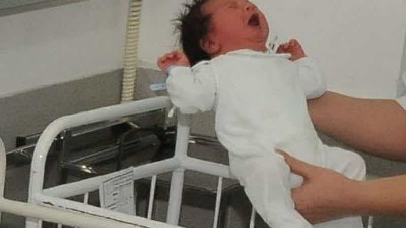 Насилвано бебе бере душа в болница 