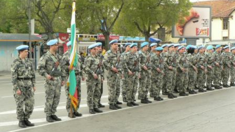 Войници обслужват генералски купон 