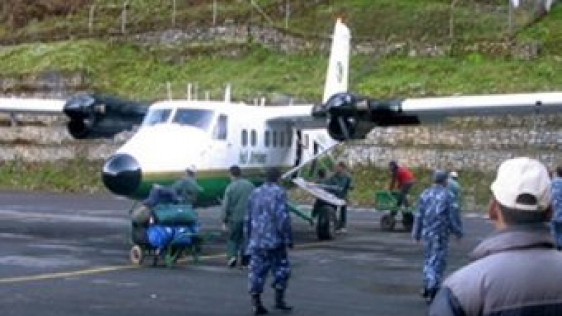 В Непал се разби самолет с 15 пътници