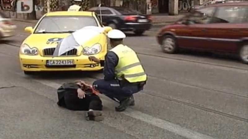 Такси удари пешеходка в центъра на София 