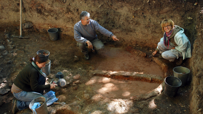 Археолози откриха ритуално тракийско огнище в местността &quot;Глухите камъни&quot;