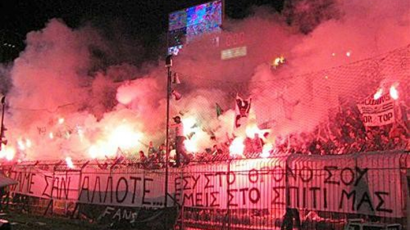 Гръцки футболни хулигани смазаха от бой българин