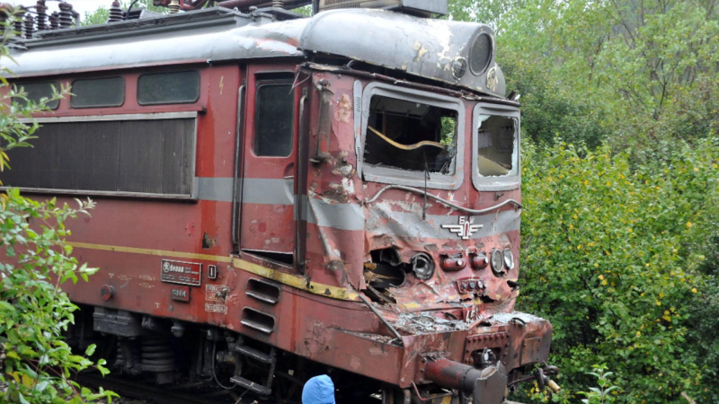 Два влака се сблъскаха челно, има пострадали