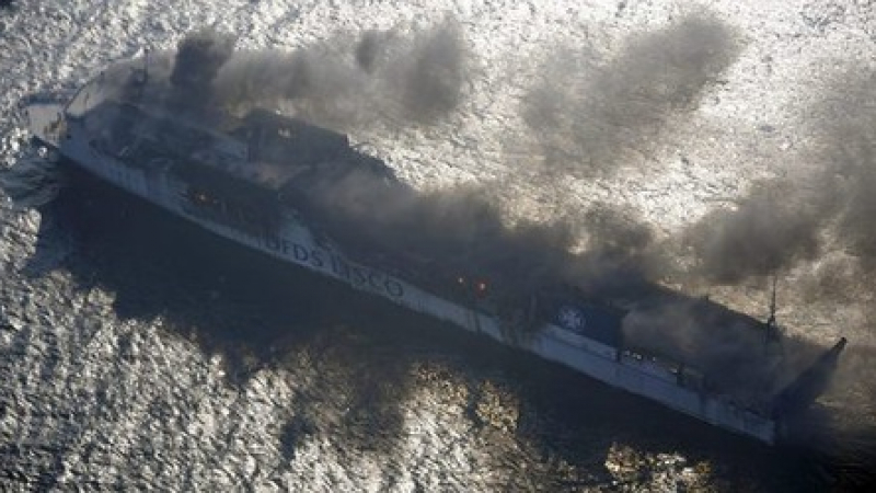 Експлозия подпали ферибот с 236 на борда