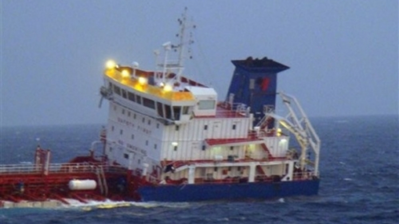 Евакуираха наш моряк от продънения танкер край Франция