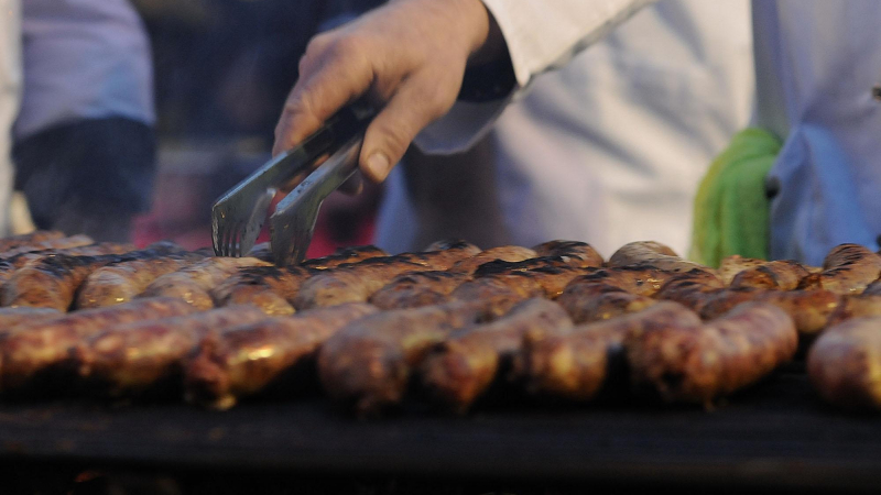 Уличените за соя в колбасите производители искат експертиза в чужбина