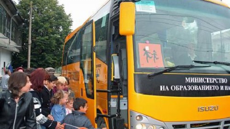 Училищните автобуси – без спирачки и с пукнати стъкла